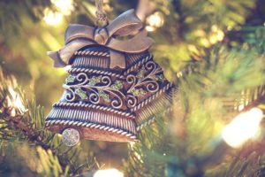 Weihnachtsdekoration und Zweig